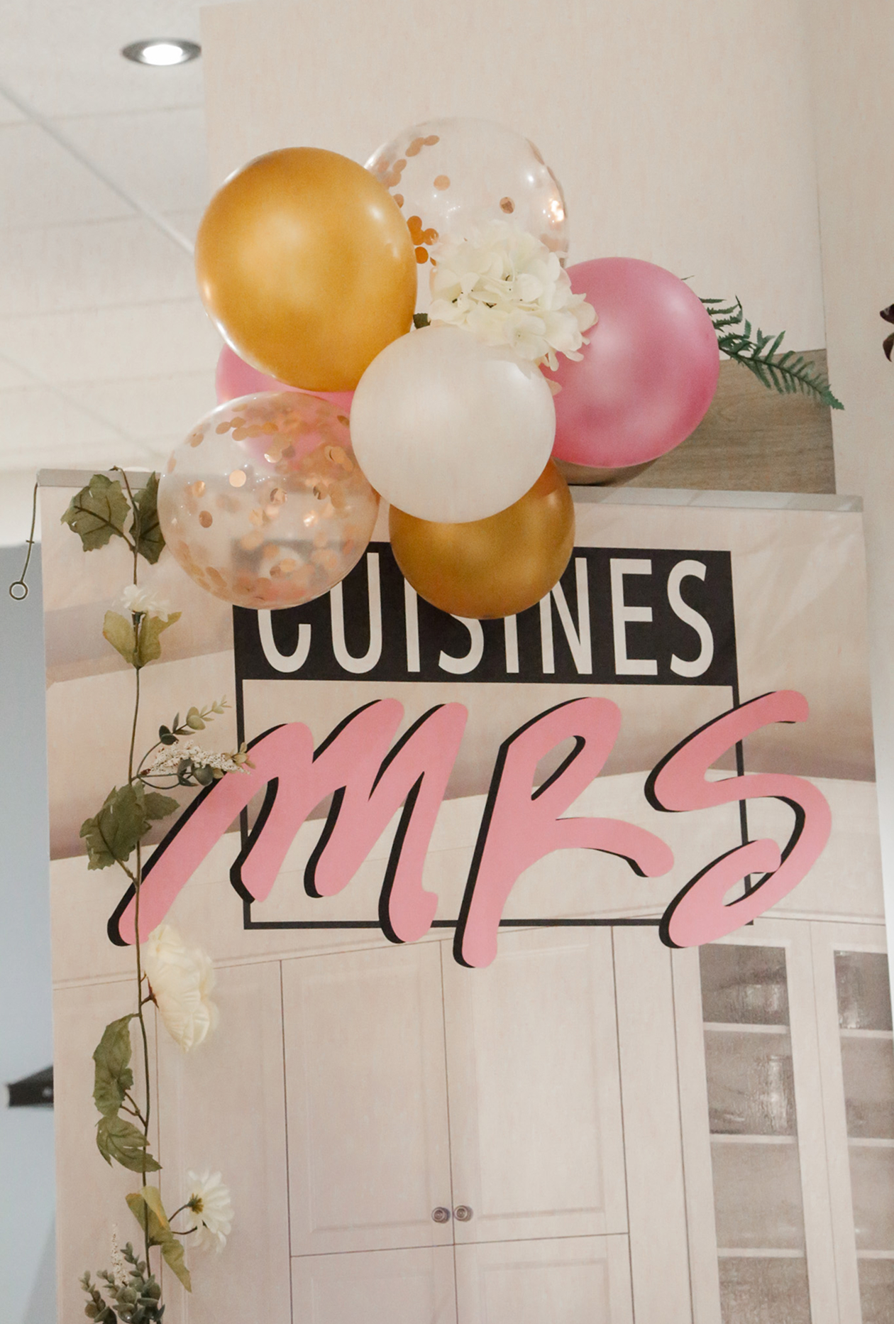 Une enseigne décorative indique 